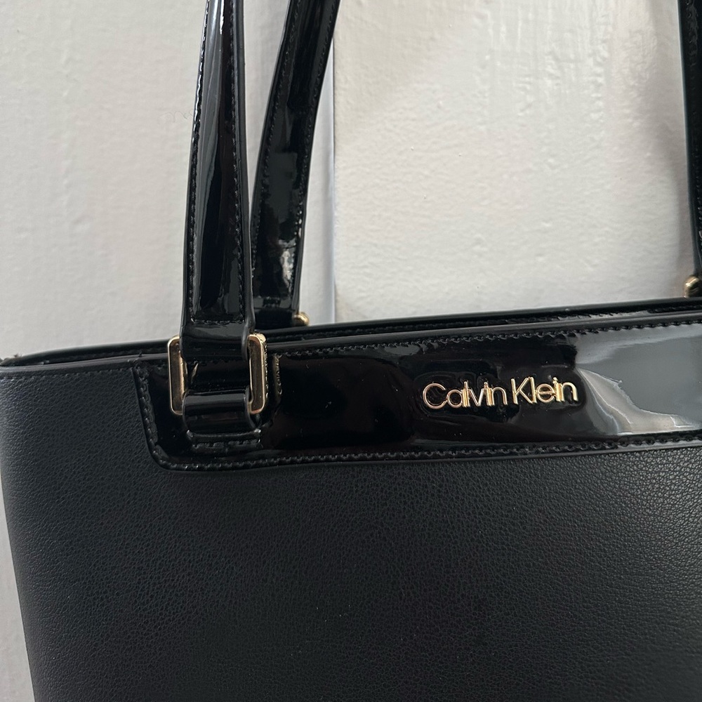 Calvin Klein Zipped Tote Bag in Black